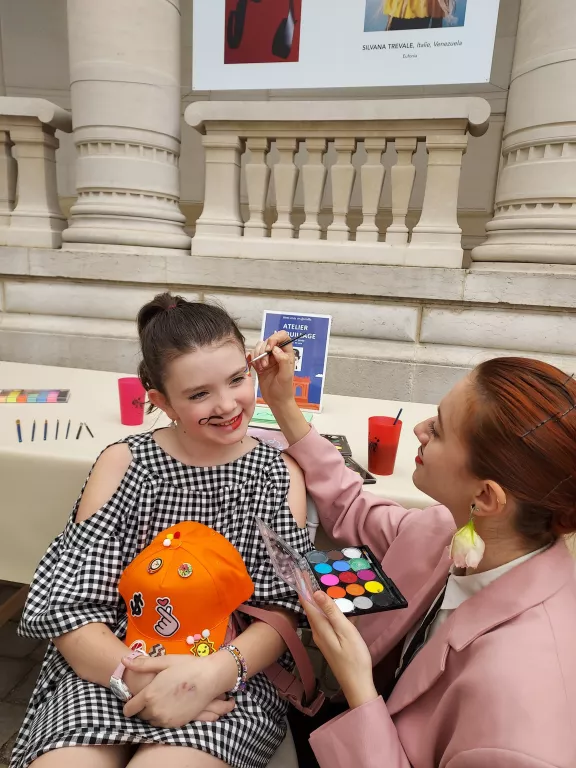 Atelier maquillage animé par la compagnie Bulles en coulisse